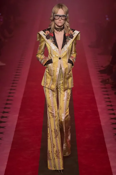 Look 16